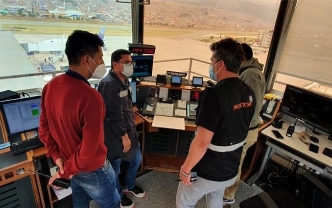 Sala de operaciones de un aeropuerto de Perú con radios Hytera