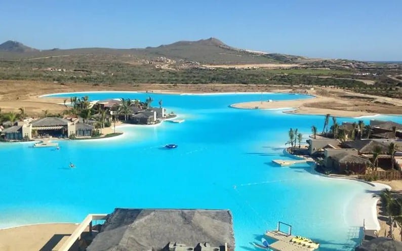Vista aérea de un complejo turístico en Los Cabos, México