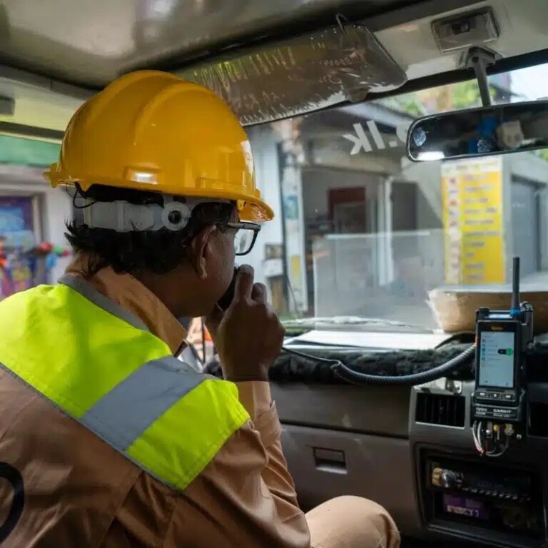 Chofer hablando por la radio móvil instalada en su vehículo