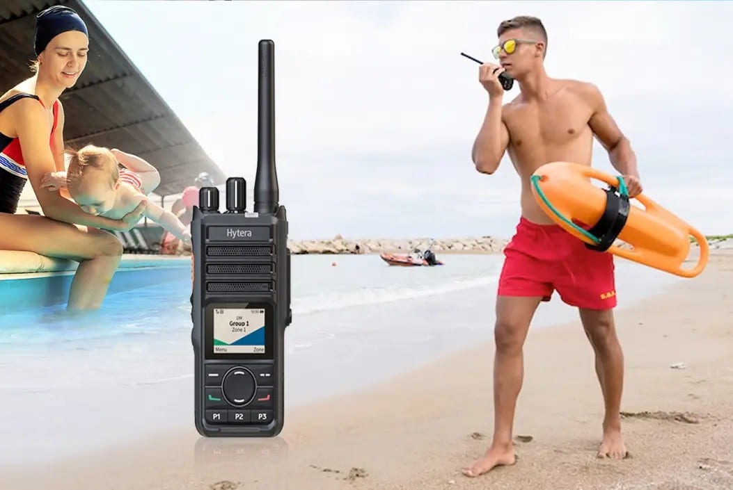 Guardavidas de un resort hablando por radio Hytera en la playa