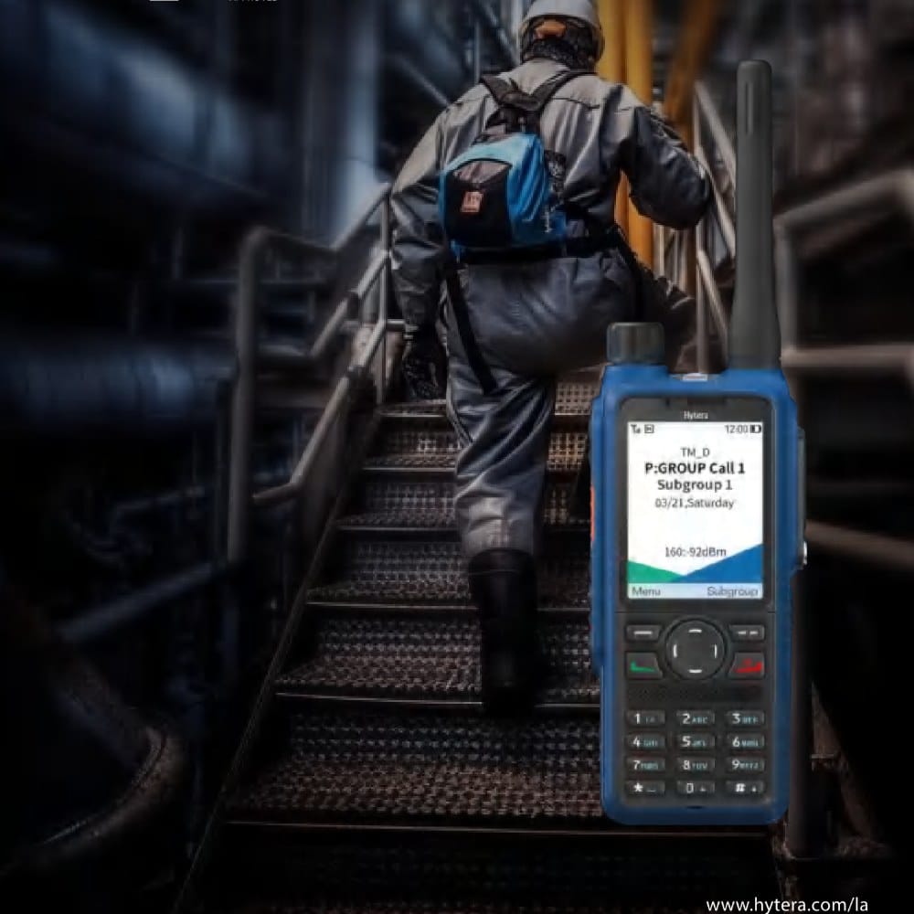 Handy antiexplosivo Hytera HP79XEx en una planta de petróleo y gas