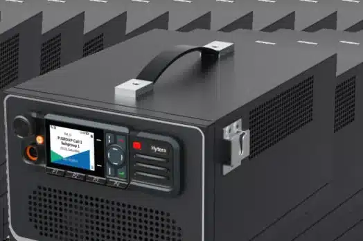 Hytera HyTalk PMR Gateway: caja BN100 con radio móvil DMR y radio móvil PoC