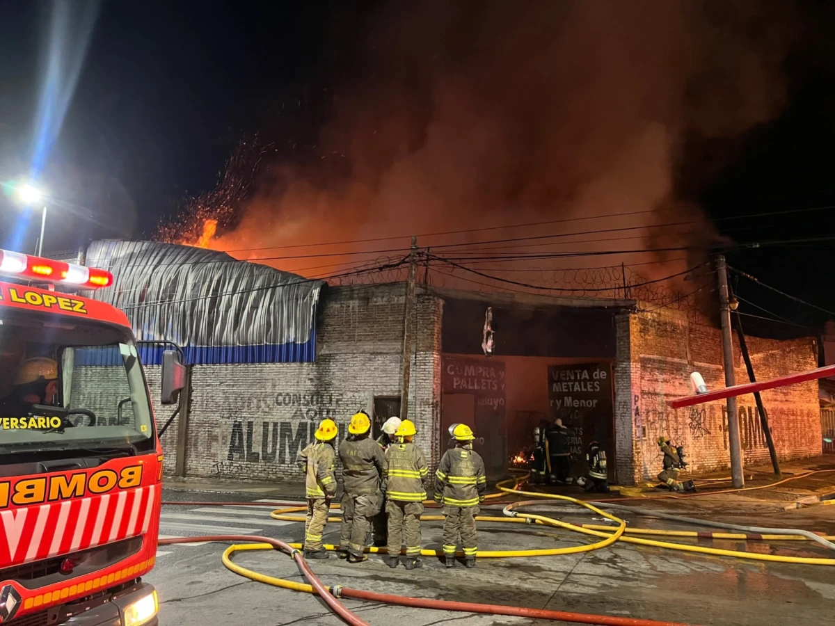 Dotación de bomberos trabajando en un incendio de noche