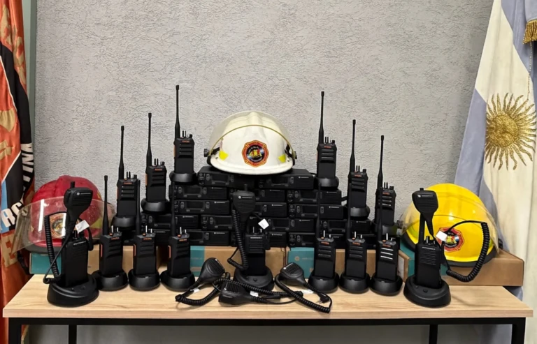 Handies con micrófono parlante y radios móviles DMR de Motorola Solutions para Bomberos Voluntarios de Vicente López