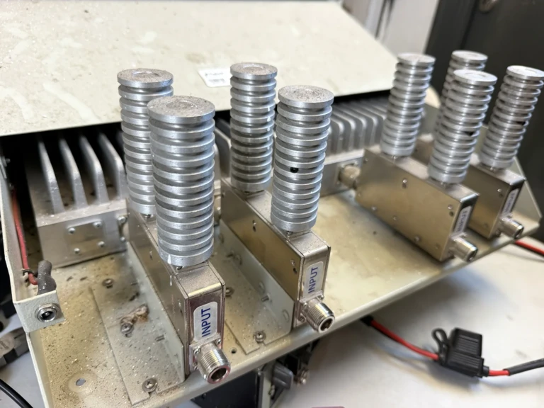 Verificación de multiplexor en el banco de pruebas del taller
