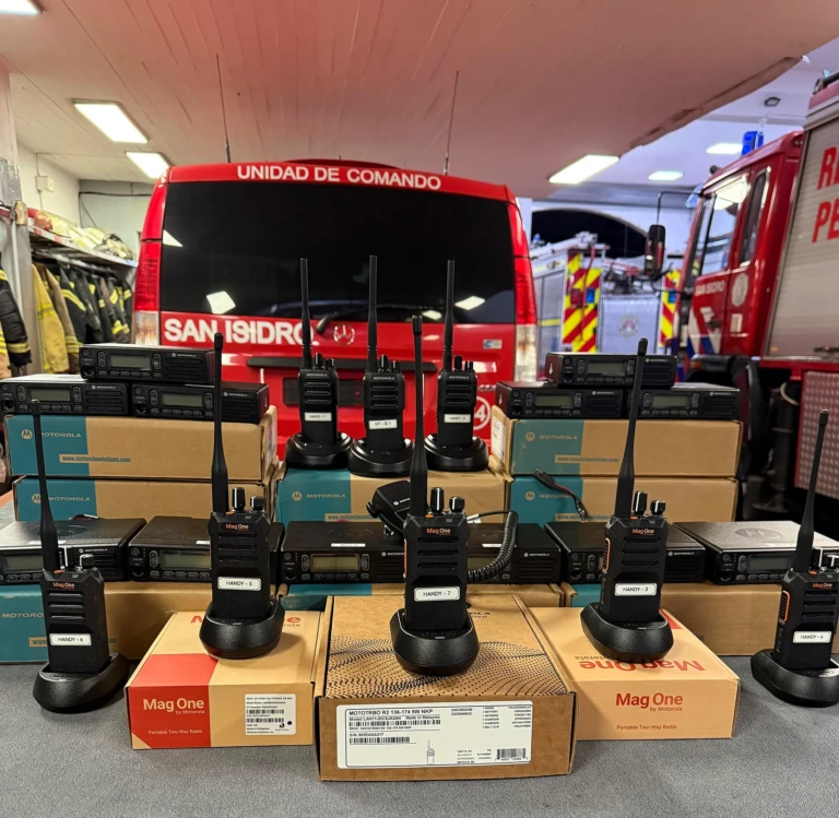 Handies y radios móviles DMR de Motorola Solutions en el cuartel de Bomberos Voluntarios de San Isidro