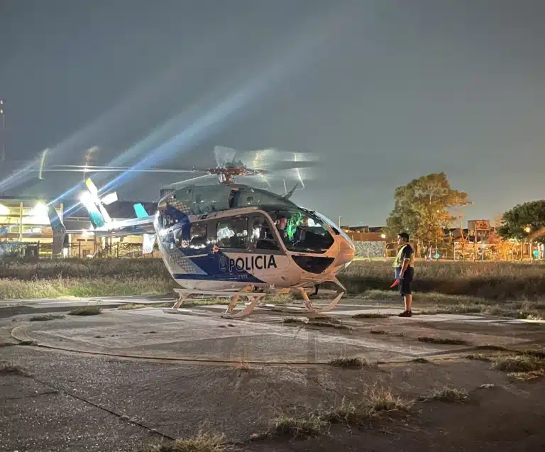 Helicóptero en un helipuerto de noche