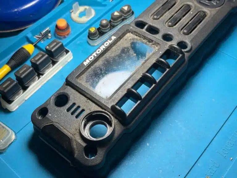 Frente de radio móvil Motorola desarmado para limpieza