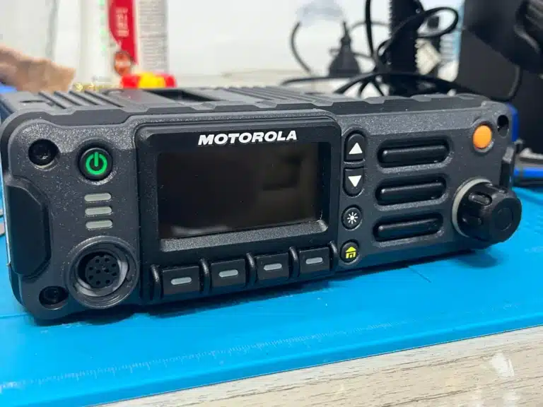 Radio móvil Motorola limpia y armada después del mantenimiento