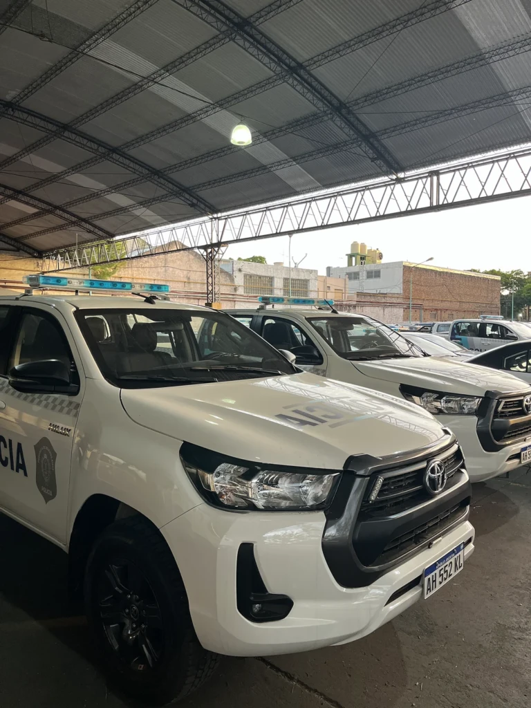 Móviles policiales equipados con radio