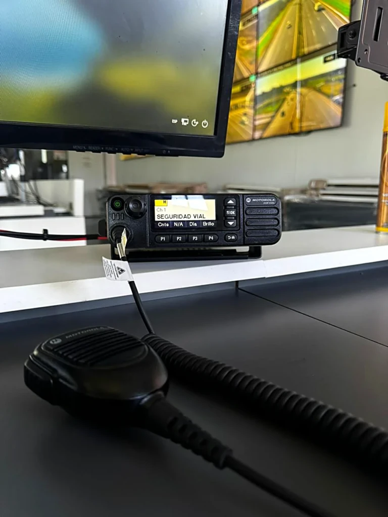 Radio móvil Motorola en un centro de monitoreo