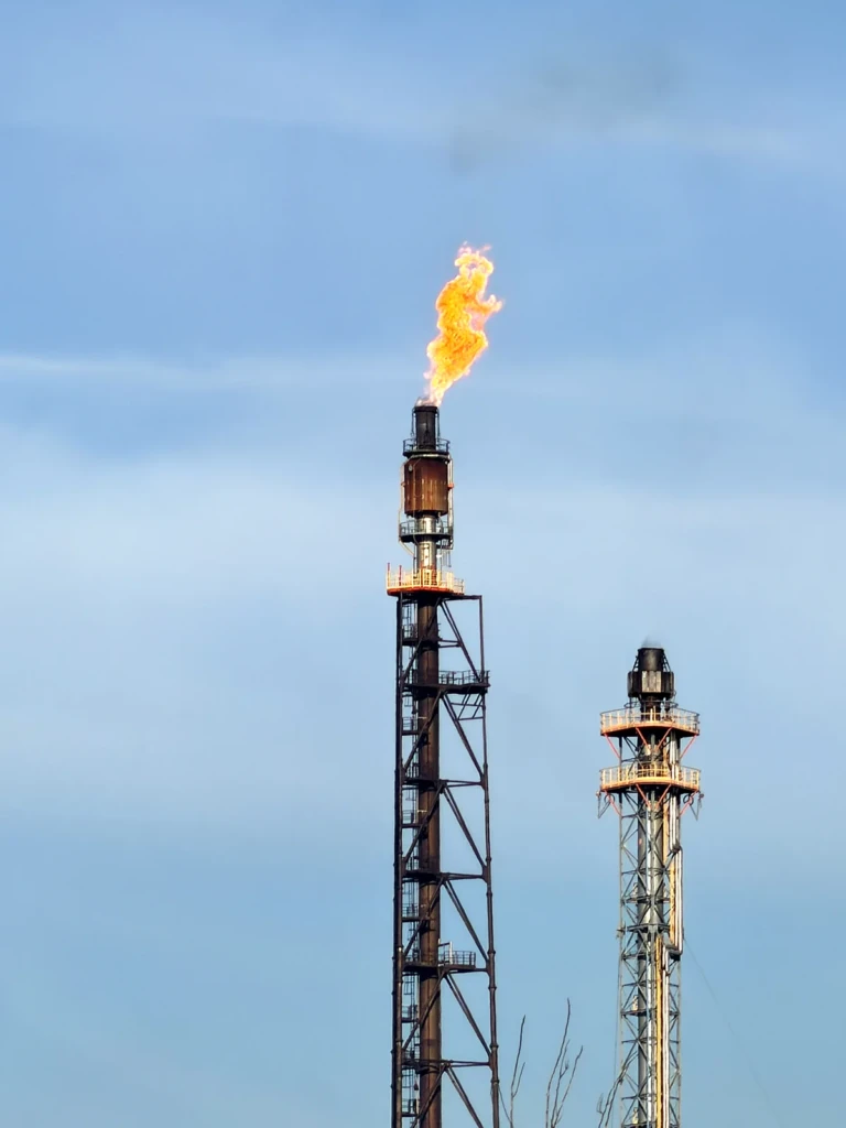 Antorchas de refinería, entorno de petróleo y gas