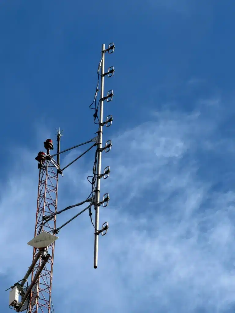 Sistema irradiante con suma de 8 dipolos UHF en torre