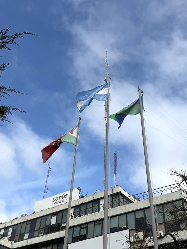 Sitio con antenas sobre un edificio municipal