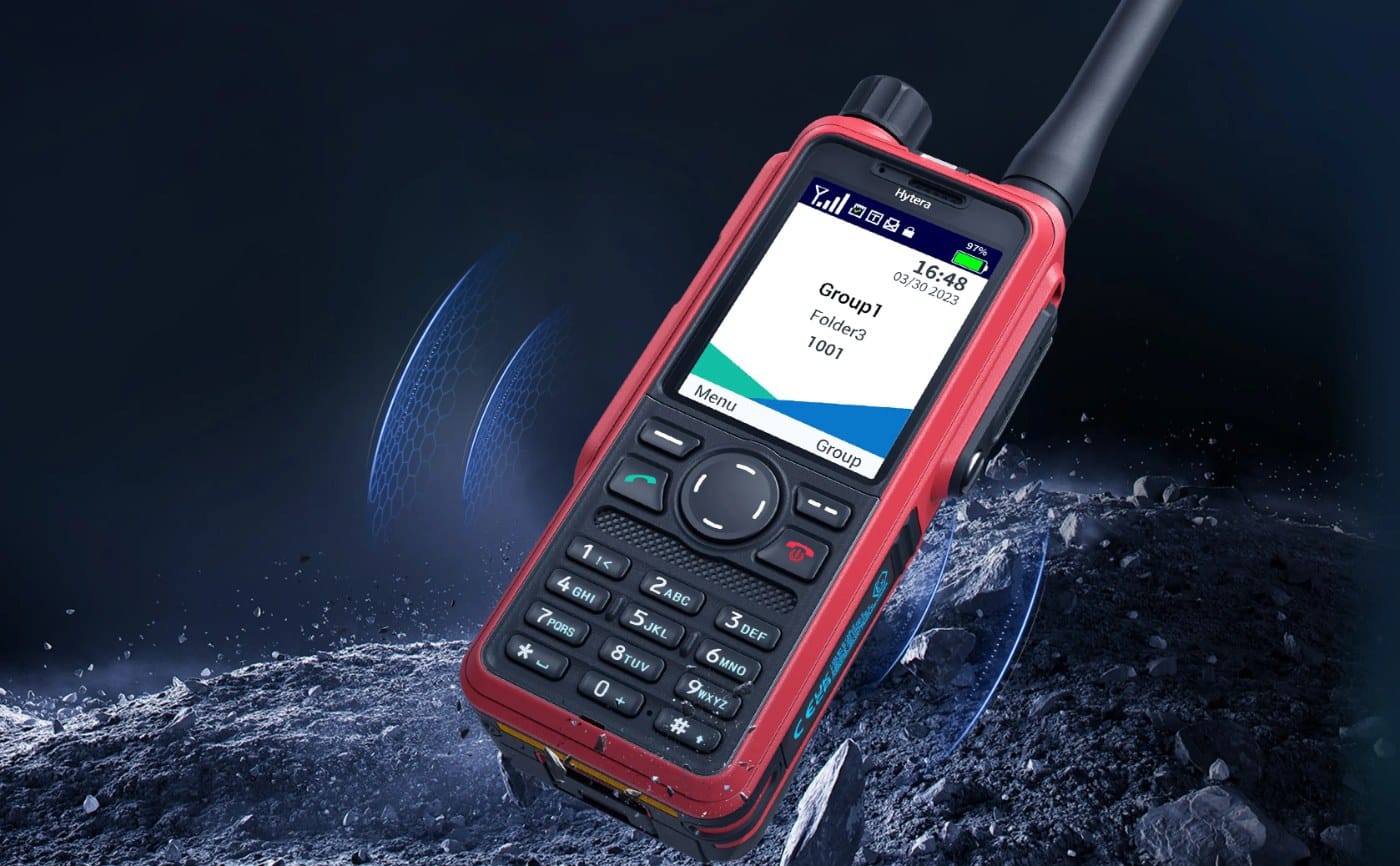 Radio TETRA antiexplosiva Hytera PT890Ex sobre roca