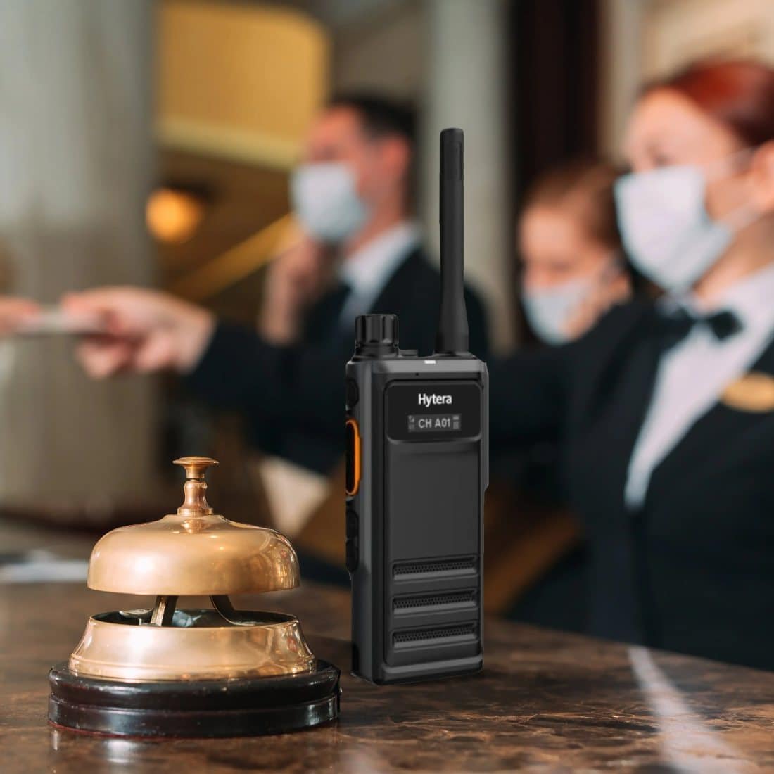Radio Hytera en el mostrador de recepción de un hotel
