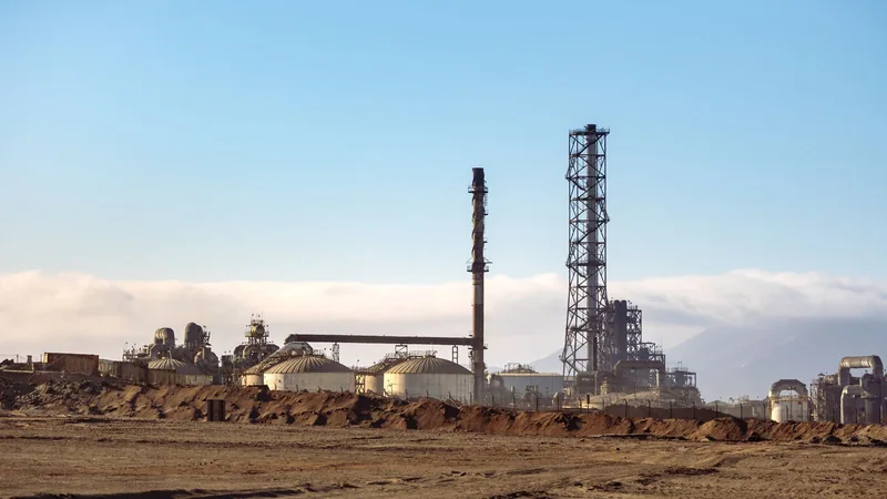 Planta industrial en un entorno árido